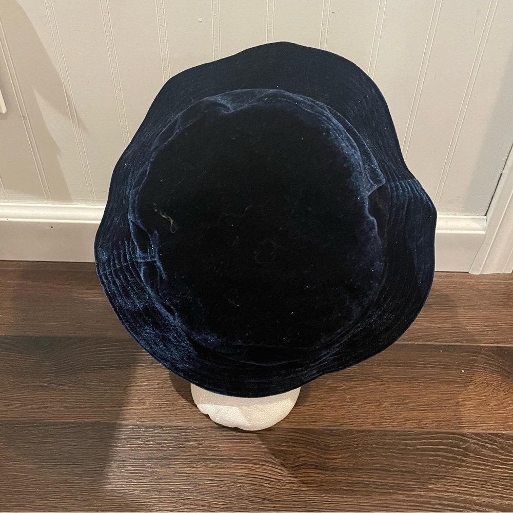 Anthropologie Velvet Bucket Hat in Navy/Marin OS - Picture 5 of 13